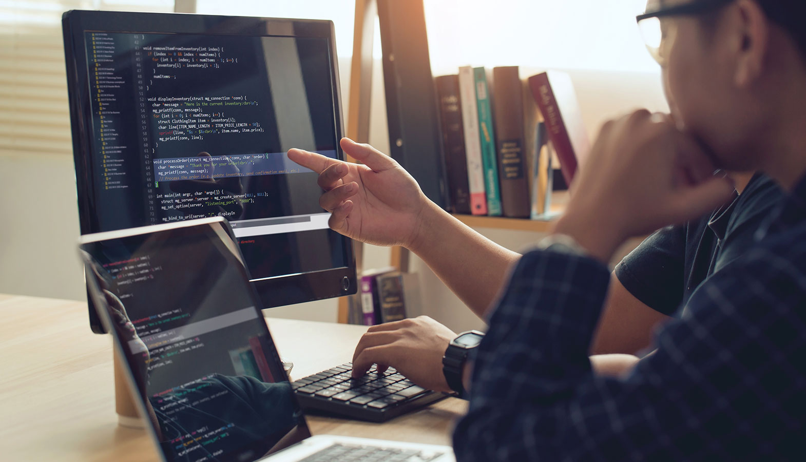 Web developers comparing code efficiency between framer and WordPress